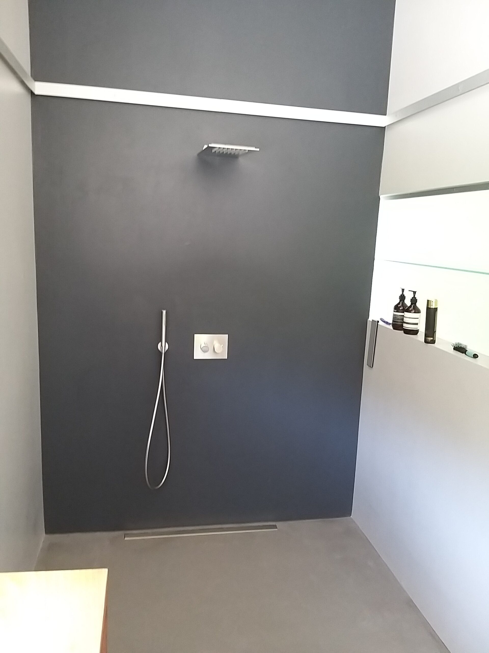 Badrenovierung und Installation einer modernen Dusche